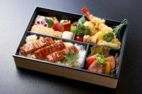 皮はパリッと身はふっくらな当店自慢の鰻を御飯に盛り付けました。焼き物や季節の副菜、天麩羅や自家製ローストビーフを添えております。是非ご賞味下さい
※仕入れの都合により内容が一部変わる場合が御座います