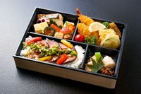 低温調理で焼け上げた希少部位トンビの部位のみを使用したローストビーフを御飯に盛り付けました。焼き物や副菜、揚げ物や焚き合わせなどが入っております。
※仕入れの都合により内容が一部変わる場合が御座います