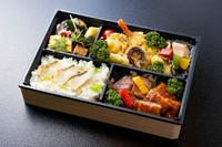 自家製鯛めしをメインに黒毛和牛ステーキと鰻を盛り付けた豪華なお弁当です。季節の副菜や天麩羅各種、焚き合わせなどが入っております
※季節や仕入れの都合により内容が一部変わる場合には御座います