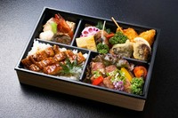 皮はパリッと身はふっくらな鰻重と国産黒毛和牛ステーキが入った大変豪華なお弁当です。焼き物や季節の副菜、焚き合わせ、油物などが入っております。
※仕入れの都合により内容が一部変わる場合が御座います