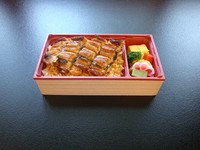 先代から受け継いだ秘伝の味と皮はパリッと、身はふっくらな鰻を地元、深山口産のお米と一緒にお口の中に入れれば濃厚で上品な味わいが広がります。是非、竹友亭（たけ庄）のうなぎをご賞味下さい