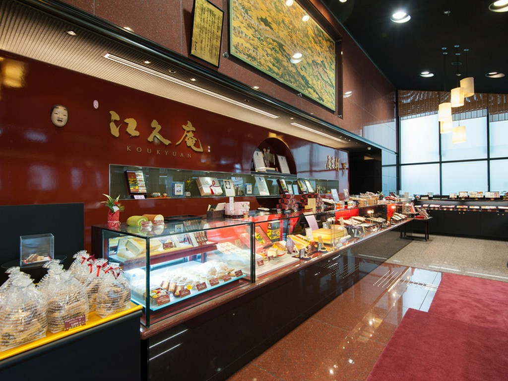 聚光院襖絵（複製）が展示。美しいロケーションも眺められる館内