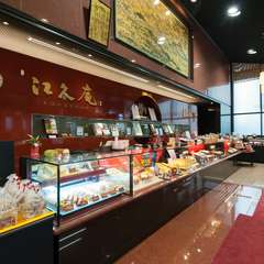 聚光院襖絵（複製）が展示。美しいロケーションも眺められる館内