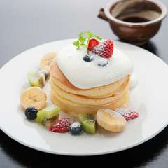 彩りもうつくしい絶妙なバター風味の『自家製銅板焼パンケーキ』