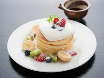 彩りもうつくしい絶妙なバター風味の『自家製銅板焼パンケーキ』