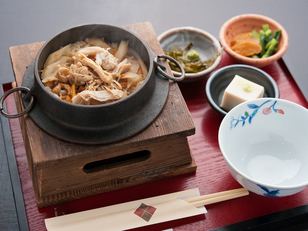 かつおのだしがきいた具だくさんの『鶏五目釜飯』