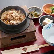 鶏肉、ごぼうを中心にこんにゃく人参油揚げしいたけがいっぱい！　小鉢・出汁・香物・玄米茶付：1300円