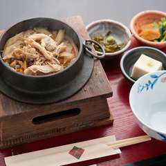 かつおのだしがきいた具だくさんの『鶏五目釜飯』