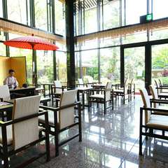 自然光が降り注ぎ眺めがよい、三面総ガラス張りのお茶処利休