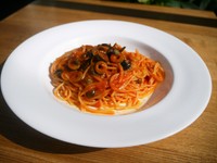 サバ・オリーブ・アンチョビのトマトソースパスタ