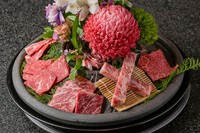 全てのディナーコースで楽しめる。季節の生花と和牛焼肉が、華やかに盛り付けされた『吟華盛』