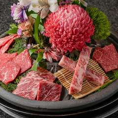 全てのディナーコースで楽しめる。季節の生花と和牛焼肉が、華やかに盛り付けされた『吟華盛』