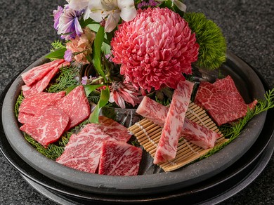 全てのディナーコースで楽しめる。季節の生花と和牛焼肉が、華やかに盛り付けされた『吟華盛』