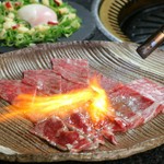 新鮮な吟オリジナル特選肉を贅沢に炙って頂く、プレミアムな味わい。