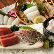 1号店【立ち呑み ピン】のオープン時から取引させていただいている、千葉県船橋市の市場から鮮魚を仕入れています。人気のまぐろをはじめ、その日の入荷によってかわるメニューを堪能できます。