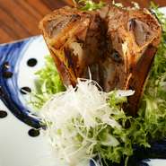 あごの肉という希少な部位を、豪快に焼き上げた、当店ならではの料理です。しょう油やみりんで味付けをして焼きあげており、香ばしさが食欲をそそります。みんなで味わって頂きたい一品です。