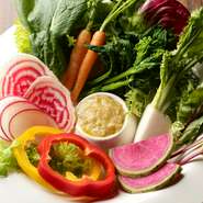 神保町駅から徒歩約2分の、大通りから一本入った所にあるニューオープンの酒場です。会社帰りにちょっと立ち寄って、仲間と楽しく美味しい時間を過ごすことができるのが魅力です。