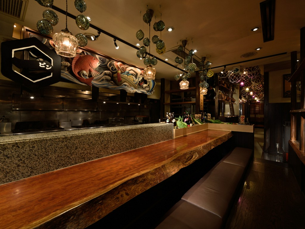 カウンターが広くとられていて、ゆったりと座ることができます！