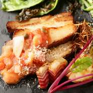 自家製のベーコンを、厚切りにしてソテーした人気メニュー。付け合わせの野菜も美しく盛り付けられていており、ぜひ味わいたい一品。ハイボールや日本酒、焼酎など、各種のアルコールメニューにもぴったりです。