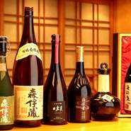 お鮨によく合うお酒が種類豊富。全国各地から厳選した日本酒、焼酎など、めずらしい銘柄が多数揃っています。気軽に好みの味わいを伝えてみるのもおすすめ。お気に入りの銘柄に出合えるかも。