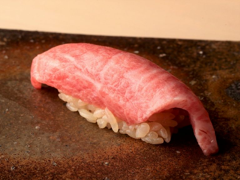 『まぐろ』は国産の天然ものにこだわっています。上質な脂ののり、舌の上でとろける食感が絶品です。
