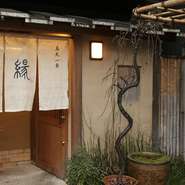 鈴木氏が店選びの立地でこだわったのが、遮るもののない場所。そんなお眼鏡に叶ったのが、京都御苑を目前に望む現在の店です。閑静な環境ながら、開放感ある立地。京都らしい環境で、心地よさが漂います。