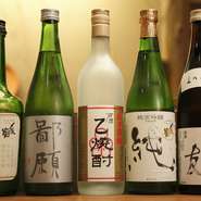 「〆張鶴」「鄙願」など、店で扱う日本酒は基本は4種類。そこに品評会用の〆張鶴の特別酒「鶴の友」など、限定のお酒が加わることも。日本酒のほか、「越の寒梅」がつくる古酒・乙焼酎なども人気です。