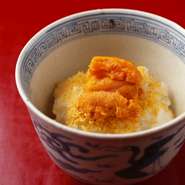 『からすみの飯蒸し』は、鈴木氏の料理哲学を如実に表した一品です。なんとからすみから自家製にこだわり、蒸した白米、たっぷりのウニをあしらいました。味わうたびに素材の滋味が口いっぱいに広がります。