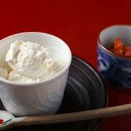 牛乳を用いた日本最古のチーズ『蘇』も手づくり。おまかせコースは、酒肴として最適な2品から始まります