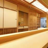 無垢の檜カウンターは贅沢に一枚板を使用。歴史ある数寄屋造りの建築の中に、美しい割烹カウンターが用意されています。檜がやさしく香る空間の中にこそ凛とした【味ふくしま】の世界観が表現されています。