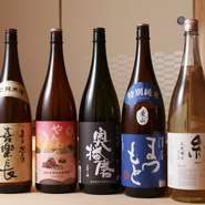 ミシュラン獲得後、日本酒のラインアップを刷新。小さな蔵元から少量生産の希少酒までこだわりの銘酒が並びます。さらにソムリエも在中し、和食に合わせるワインのセレクトも楽しみのひとつです。