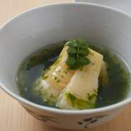 京都塚原の契約農家より取り寄せるたけのこを使用。とれたての香りとホクホクの食感が楽しい一品。