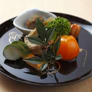 うなぎの八幡巻き、琵琶湖のもろこ、わらびいか、菜の花の辛子和え、ふきのとう味噌などを美しく盛合せに。