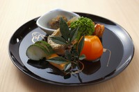 春の芽吹きの力強さを感じさせる、見た目も鮮やかな『八寸』