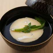 削りたてのまぐろ節を使った出汁に、白魚入りの茶碗蒸しを浮かべる。ほぐしながら味わうと白魚を感じ美味。