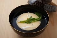上品なまぐろ節の香りがうれしい『お椀 白魚の玉締め』