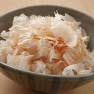 料理のベースとなる出汁は、やはり京料理の基本。私の店では、かつお節ではなく、まぐろ節をベースにしています。これにより上品な風味が際立つ出汁が生まれます。繊細でキレイな味。それが私の料理の基本です。