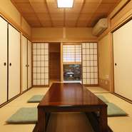 カウンターももちろんおすすめですが、畳の香る純和風の個室も用意しております。中庭を望みながらゆったり味わう食事も、グループの方々には好評です。