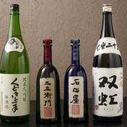 福井県の黒龍が生み出す「二左衛門」は大吟醸純米酒を斗瓶囲いし、独自の方法で熟成させた銘酒。そんな左党垂涎の日本酒が豊富に揃うのも特徴です。和食に合う日本酒の素晴らしさを実感させてくれます。