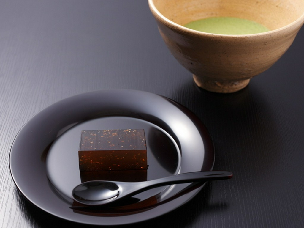 季節のお菓子とお抹茶で、食事のシメにはほっこりできる