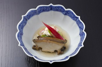 半生に火入した車海老が黒アワビに寄り添う『先付』