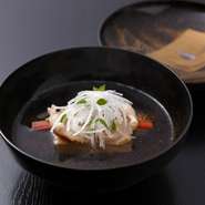 名産地・枕崎まで足を運び生産者から手に入れるかつお節でとった出汁が命。ハマグリの美味を引き立てます。