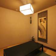 周りの目を気にせず食事ができる個室も充実しています。また、料理は少なめの量に調整できます。