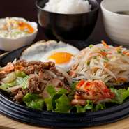 甘めのオリジナルソースで、辛いものが苦手な人でも食べやすい味です。ライス、スープ付。