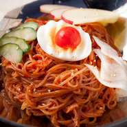 やや細めの麺がスープによく絡み、あっさりとしたピリ辛味でクセになるおいしさです。