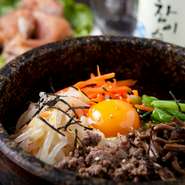 自慢の一品でも安く提供するおもてなしが嬉しい。石釜でアツアツのまま食べて。スープ、漬物付。