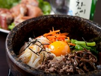 本場の自家製ダレが味の決め手! アツアツ『石焼ビビンバ』