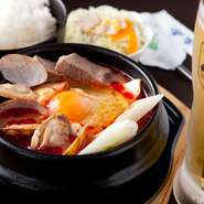 3日間もじっくり煮込んだオリジナル牛骨スープが決め手。具沢山でアツアツです。ライス、漬物付。