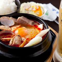 オリジナル牛骨スープ使用の人気メニュー『スンドウブチゲ定食』