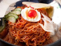 やや細めの麺がスープによく絡み、あっさりとしたピリ辛味でクセになるおいしさです。